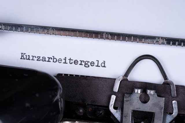 Foto: Schreibmaschine mit Aufschrift Kurzarbeitergeld